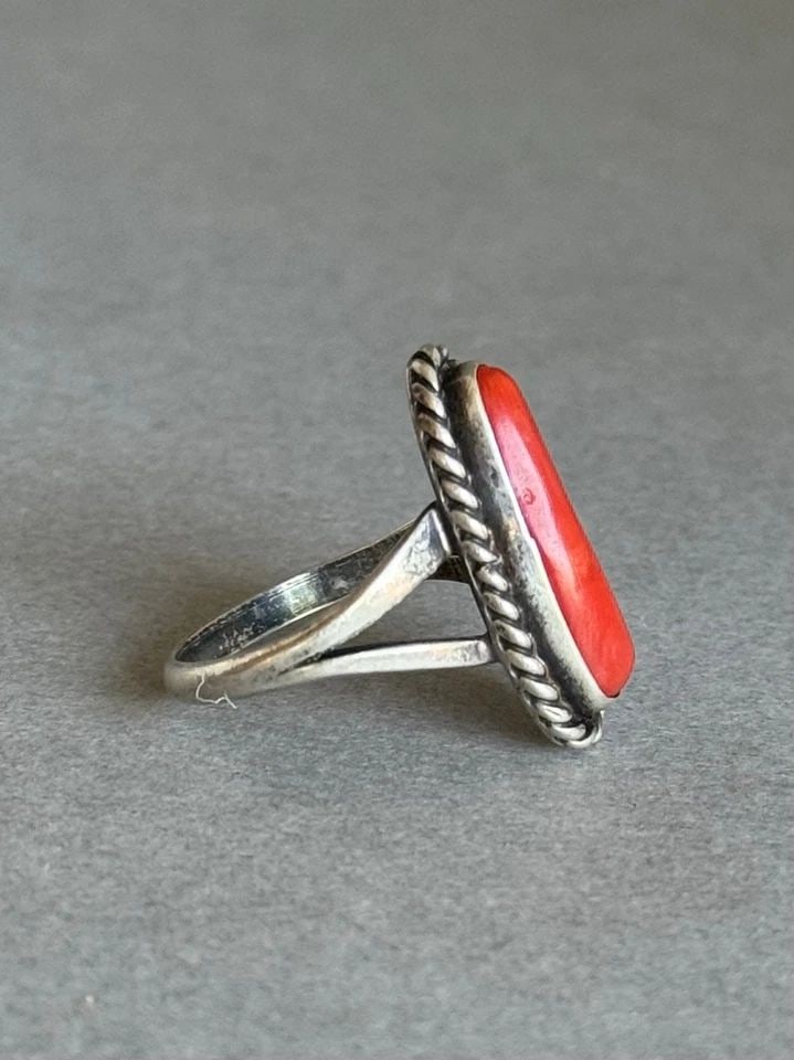 VINTAGE NAVAJO STERLING SILVER AND CORAL RING SIZE 7 (1 of 2)
