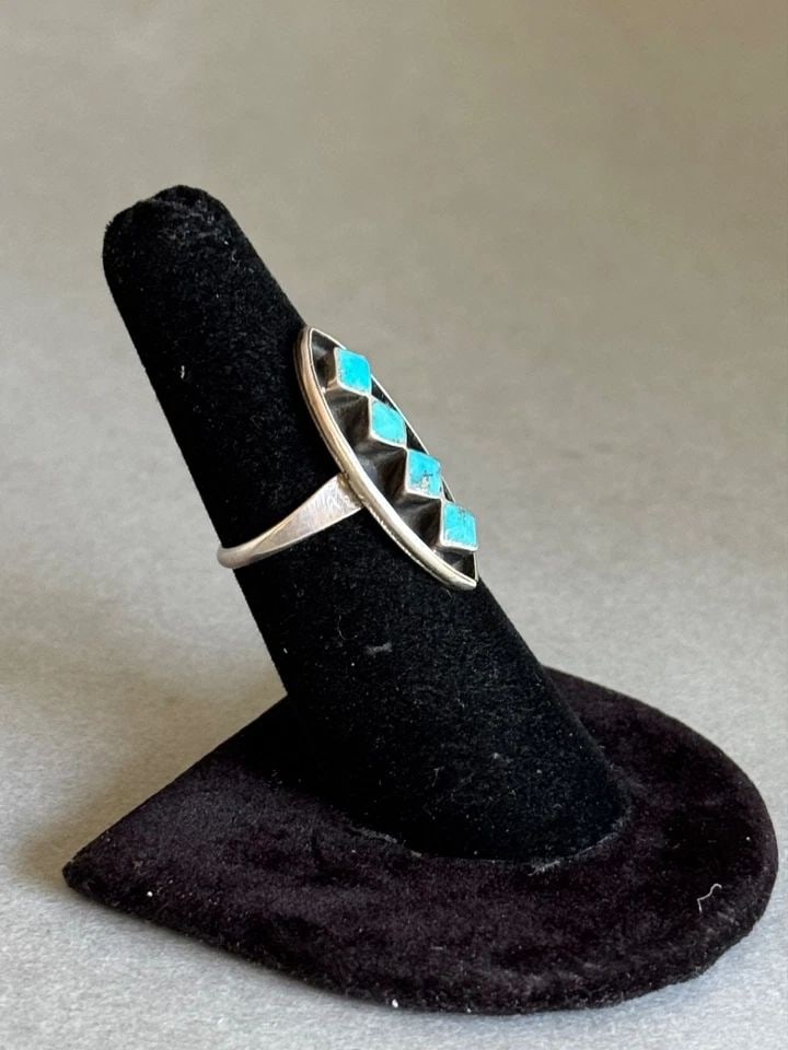 VINTAGE ZUNI STERLING SILVER AND TURQUOISE RING SIZE 6 1/4 (1 of 2)