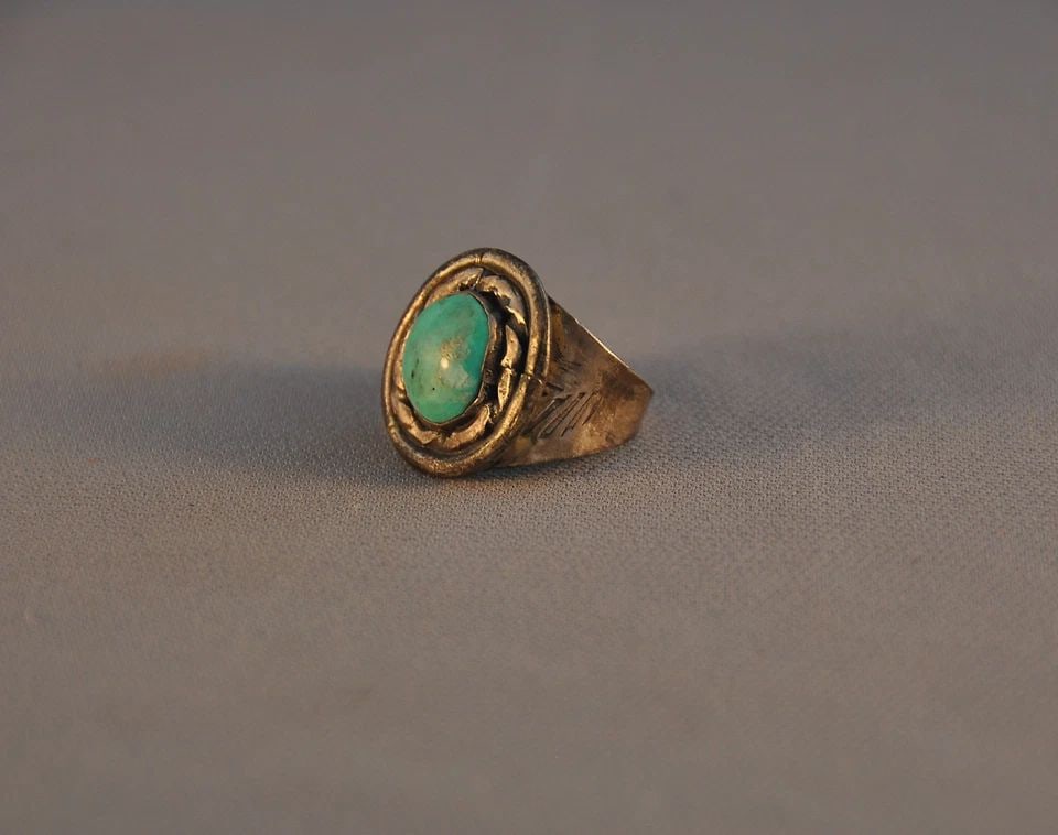 VINTAGE NAVAJO STERLING SILVER RING - ROUND TURQUOISE STONE - OLD PAWN SZ 8 3/4: VINTAGE NAVAJO STERLING SILVER RING - ROUND TURQUOISE STONE - OLD PAWN SZ 8 3/4 Item Description: This vintage Navajo silver ring has a round light blue-green turquoise stone set into a round silver s