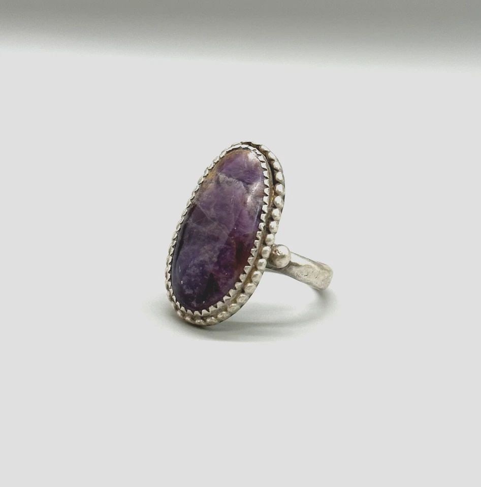 VINTAGE STERLING NAVAJO RING WITH PURPLE STONE SIZE 7 1/2 (1 of 2)
