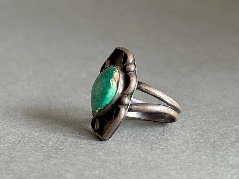 OLD PAWN NAVAJO STERLING SILVER AND TURQUOISE RING SIZE 5 1/4: OLD PAWN NAVAJO STERLING SILVER AND TURQUOISE RING SIZE 5 1/4 Old Pawn Navajo Sterling Silver and Turquoise Ring Size 5 1/4 1" Tall