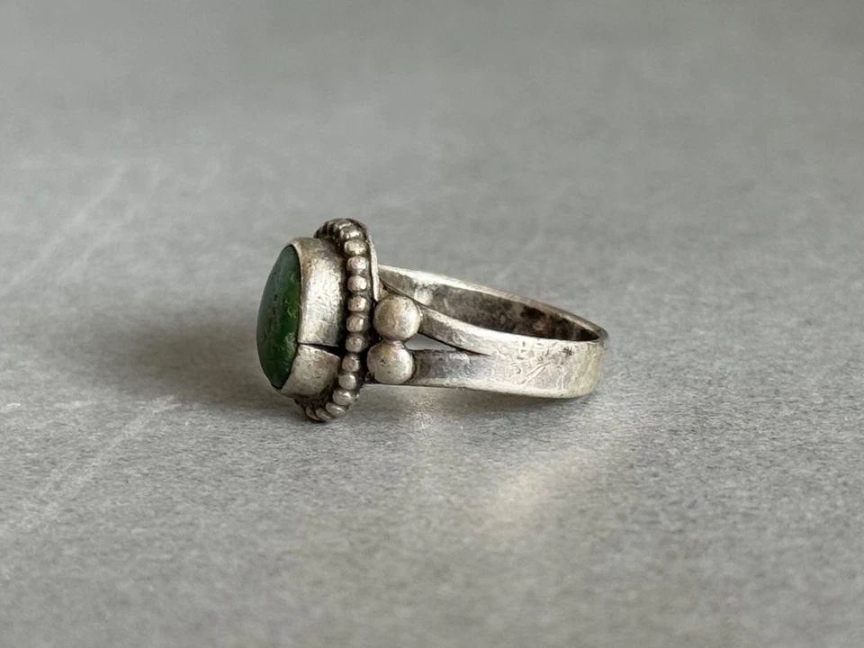 OLD PAWN NAVAJO STERLING SILVER AND TURQUOISE RING SIZE 4 1/2: OLD PAWN NAVAJO STERLING SILVER AND TURQUOISE RING SIZE 4 1/2 Old Pawn Navajo Sterling Silver and Turquoise Ring Size 4 1/2 1/2" Tall
