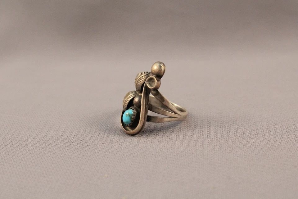 OLD PAWN NAVAJO STERLING SILVER AND TURQUOISE RING SIZE 8 3/4: OLD PAWN NAVAJO STERLING SILVER AND TURQUOISE RING SIZE 8 3/4 Item Description: 1 1/8” tall