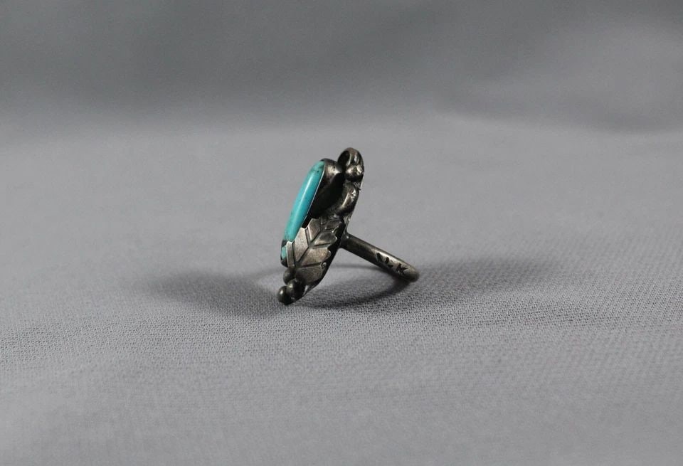 OLD PAWN NAVAJO STERLING SILVER AND TURQUOISE RING SIZE 6: OLD PAWN NAVAJO STERLING SILVER AND TURQUOISE RING SIZE 6 Item Description: 1 1/8” tall