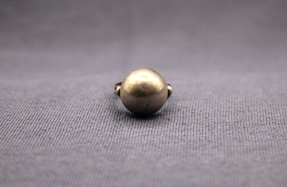 OLD PAWN NAVAJO STERLING SILVER RING SNAKES SIZE 4: OLD PAWN NAVAJO STERLING SILVER RING SNAKES SIZE 4 Item Description: 1/2” tall Size 4