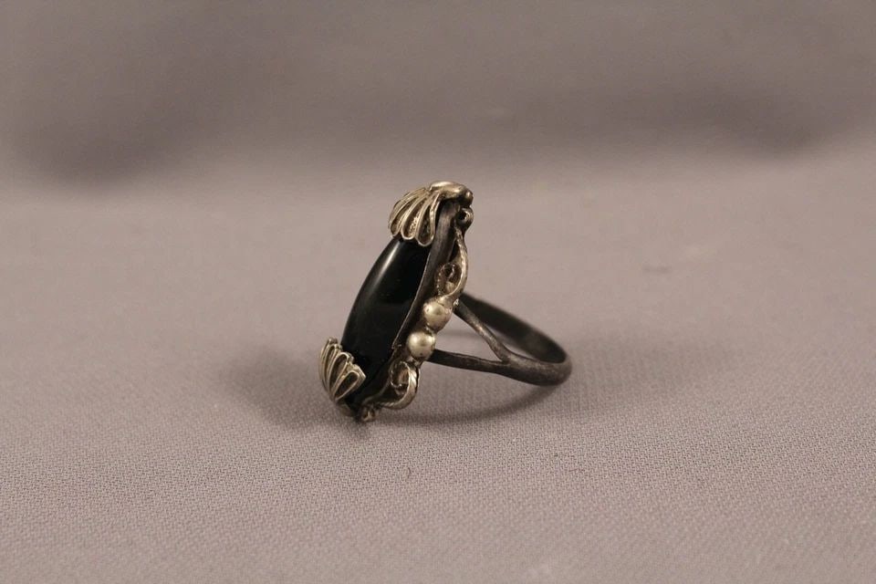 NAVAJO STERLING SILVER AND ONYX RING SIZE 13 1/2: NAVAJO STERLING SILVER AND ONYX RING SIZE 13 1/2 Item Description: 1 1/4" tall P
