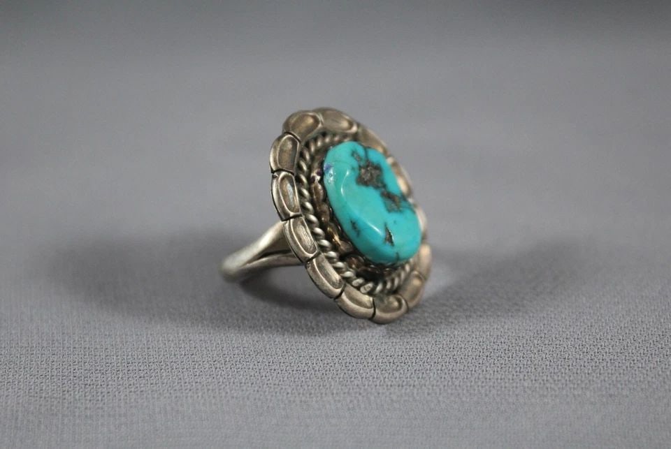 VINTAGE NAVAJO STERLING SILVER AND TURQUOISE RING SIZE 6 1/4 SIGNED RH (1 of 2)