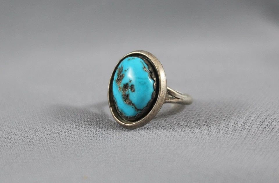 OLD PAWN NAVAJO STERLING SILVER AND TURQUOISE RING SIZE 6 1/2: OLD PAWN NAVAJO STERLING SILVER AND TURQUOISE RING SIZE 6 1/2 Item Description: 7/8” tall