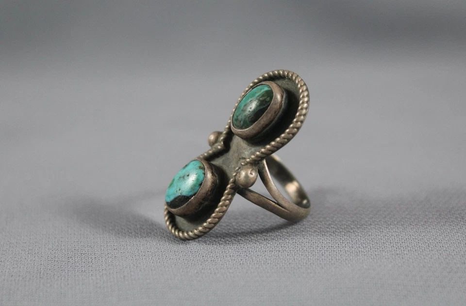 OLD PAWN NAVAJO STERLING SILVER AND TURQUOISE RING SIZE 7 3/4: OLD PAWN NAVAJO STERLING SILVER AND TURQUOISE RING SIZE 7 3/4 Item Description: 1 1/2” tall