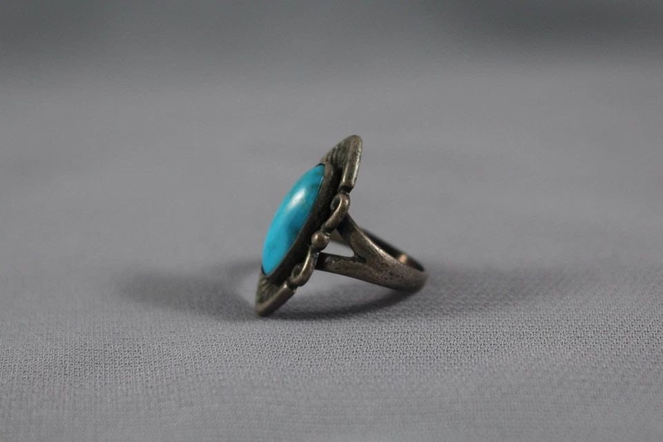 OLD PAWN NAVAJO STERLING SILVER AND TURQUOISE RING SIZE 4 3/4: OLD PAWN NAVAJO STERLING SILVER AND TURQUOISE RING SIZE 4 3/4 Item Description: 1” tall