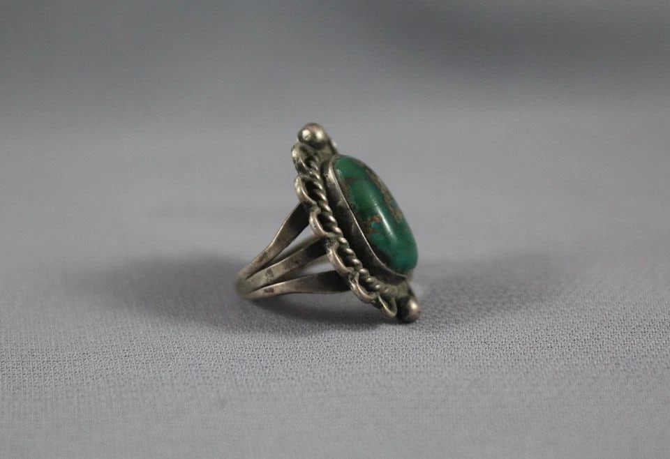 OLD PAWN NAVAJO STERLING SILVER AND TURQUOISE RING SIZE 4 1/2: OLD PAWN NAVAJO STERLING SILVER AND TURQUOISE RING SIZE 4 1/2 Item Description: 1” tall
