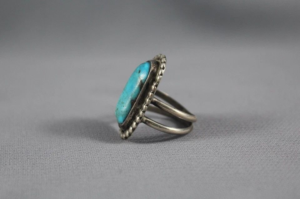 OLD PAWN NAVAJO STERLING SILVER AND TURQUOISE RING SIZE 5 1/4: OLD PAWN NAVAJO STERLING SILVER AND TURQUOISE RING SIZE 5 1/4 Item Description: 1” tall