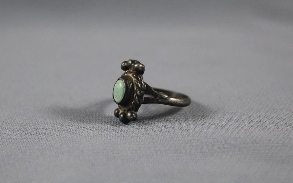 OLD PAWN NAVAJO STERLING SILVER AND TURQUOISE RING SIZE 6 1/2: OLD PAWN NAVAJO STERLING SILVER AND TURQUOISE RING SIZE 6 1/2 Item Description: 5/8” tall