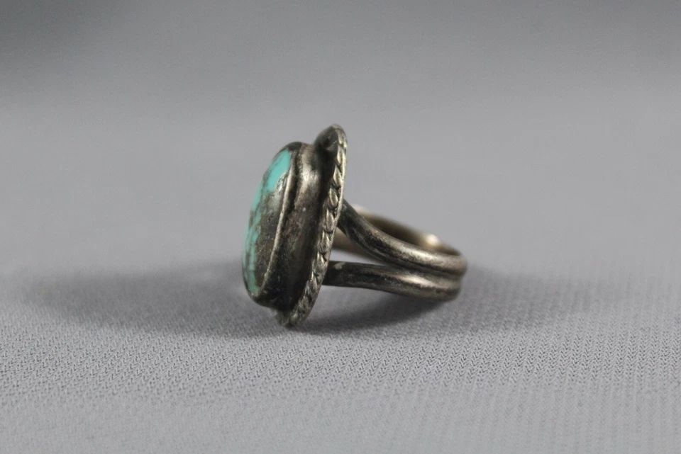 OLD PAWN NAVAJO STERLING SILVER AND TURQUOISE AND SILVER RING - SIZE 5: OLD PAWN NAVAJO STERLING SILVER AND TURQUOISE AND SILVER RING - SIZE 5 Item Description: This vintage Navajo silver ring has a turquoise stone bordered with pressed and twisted silver wire. The front 