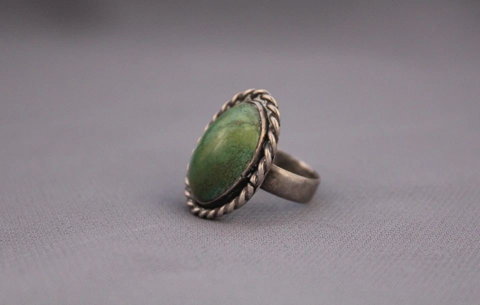 OLD PAWN NAVAJO STERLING SILVER TURQUOISE RING SIZE 5: OLD PAWN NAVAJO STERLING SILVER TURQUOISE RING SIZE 5 Item Description: 1” tall