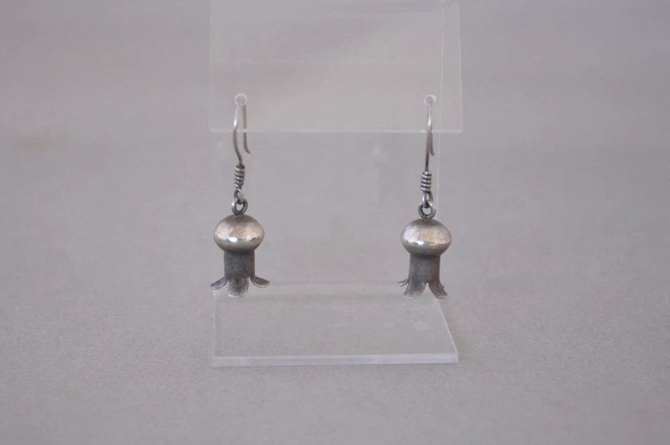 VINTAGE NAVAJO STERLING SILVER SQUASH BLOSSOM DANGLE EARRINGS - 1.5" DROP: VINTAGE NAVAJO STERLING SILVER SQUASH BLOSSOM DANGLE EARRINGS - 1.5" DROP This pair of vintage Navajo sterling silver earrings have the classic squash blossom design. They have a 1.5" drop from the ea