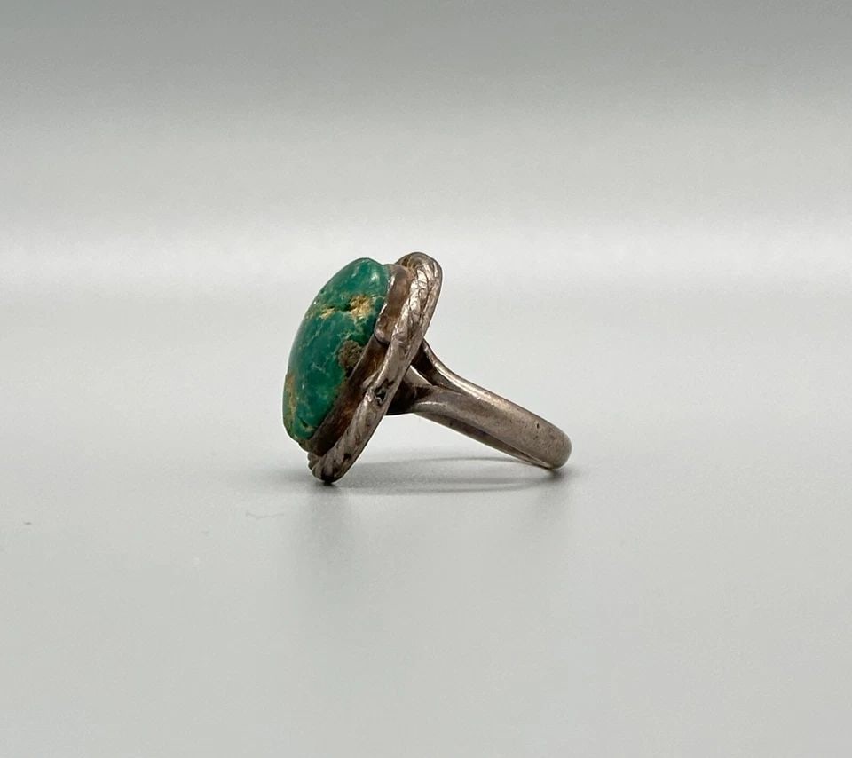 OLD PAWN NAVAJO STERLING SILVER AND TURQUOISE RING SIZE 4: OLD PAWN NAVAJO STERLING SILVER AND TURQUOISE RING SIZE 4 Item Description: 3/4” tall P