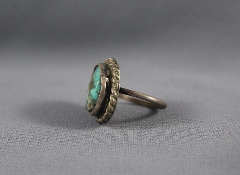 OLD PAWN NAVAJO STERLING SILVER AND TURQUOISE RING SIZE 5: OLD PAWN NAVAJO STERLING SILVER AND TURQUOISE RING SIZE 5 Item Description: 3/4” tall