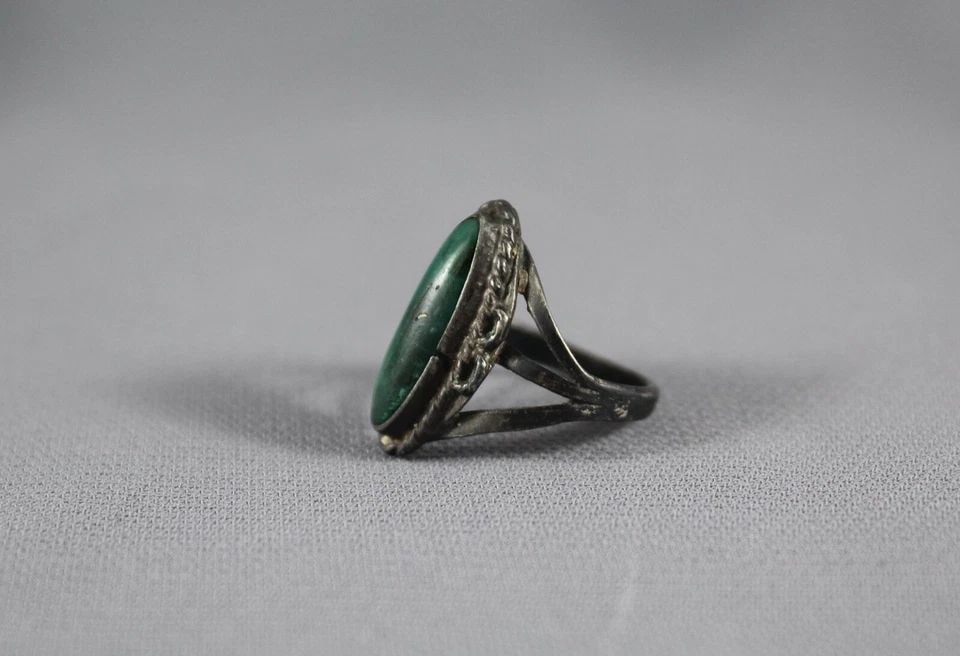 OLD PAWN NAVAJO STERLING SILVER AND MALACHITE RING SIZE 5 1/4 (1 of 2)