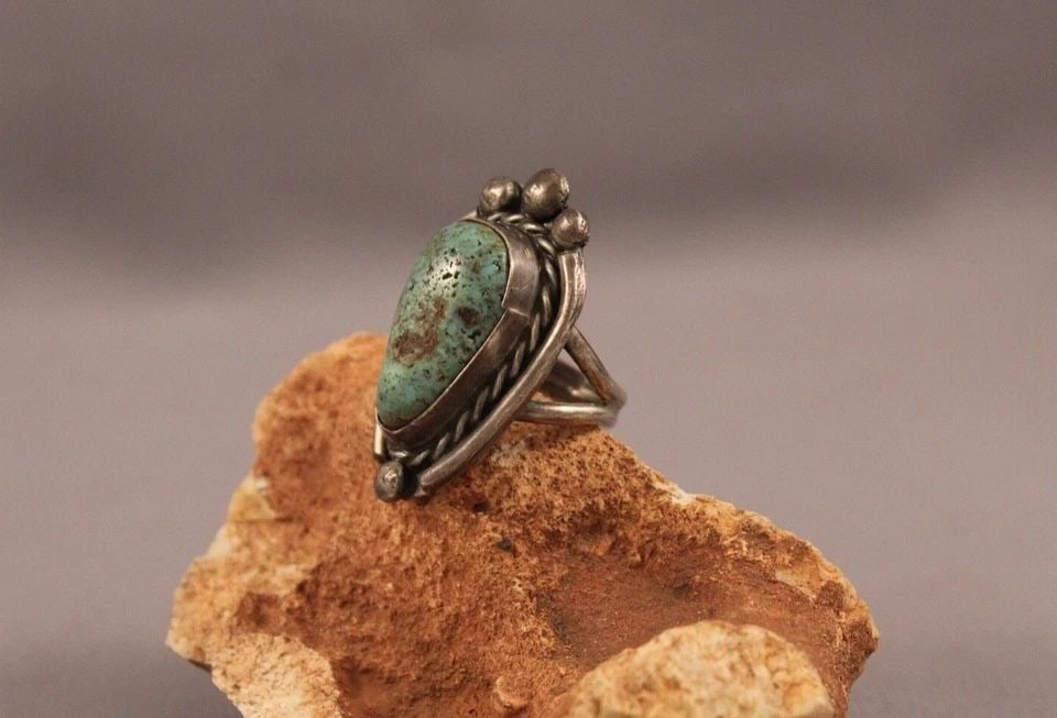 OLD PAWN NAVAJO STERLING SILVER AND TURQUOISE RING SIZE 4 3/4: OLD PAWN NAVAJO STERLING SILVER AND TURQUOISE RING SIZE 4 3/4 Item Description: 1 1/4" tall