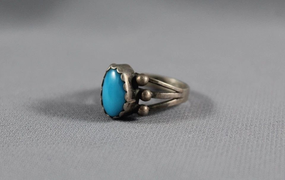 OLD PAWN NAVAJO INDIAN STERLING SILVER RING - VIBRANT TURQUOISE STONE - SIZE 7: OLD PAWN NAVAJO INDIAN STERLING SILVER RING - VIBRANT TURQUOISE STONE - SIZE 7 Item Description: This Navajo silver ring has a vibrant turquoise blue stone set into a nicely scalloped silver bezel. Th