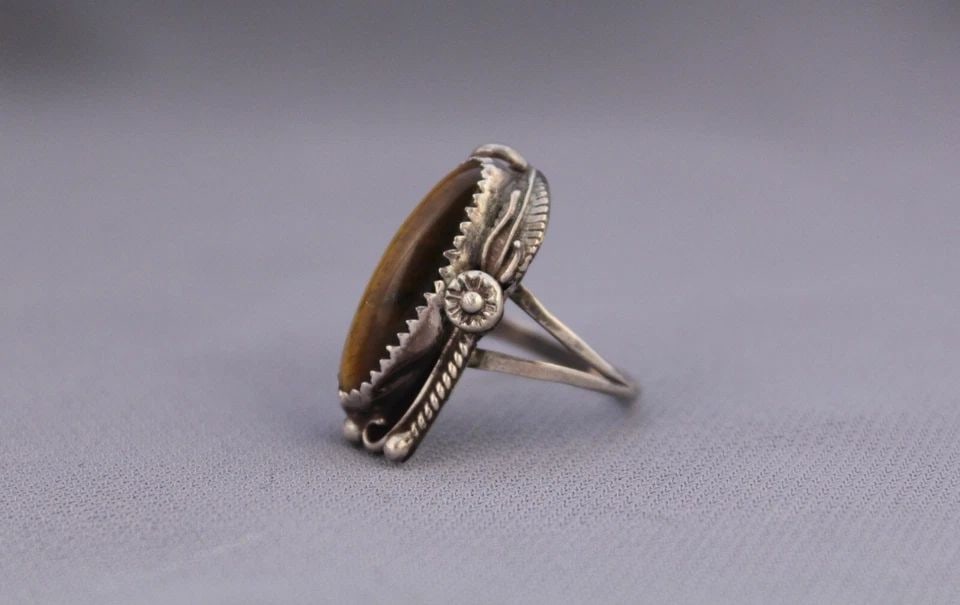 OLD PAWN NAVAJO STERLING SILVER AND TIGERS EYE RING SIZE 7 (1 of 2)
