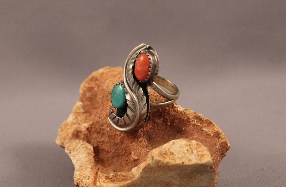 OLD PAWN NAVAJO STERLING SILVER AND TURQUOISE AND CORAL RING SIZE 5 1/2: OLD PAWN NAVAJO STERLING SILVER AND TURQUOISE AND CORAL RING SIZE 5 1/2 Item Description: 1 1/4" tall P
