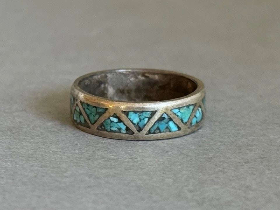 OLD PAWN NAVAJO STERLING SILVER WITH TURQUOISE CHIP INLAY RING SIZE 5 1/2 (1 of 2)