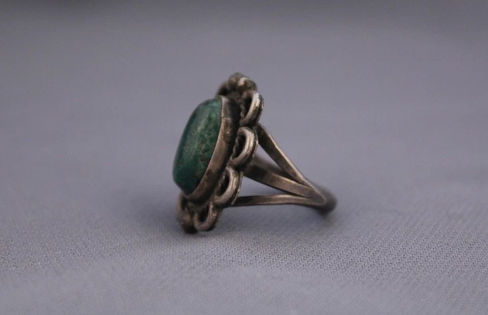 OLD PAWN NAVAJO STERLING SILVER AND TURQUOISE RING SIZE 6 1/4: OLD PAWN NAVAJO STERLING SILVER AND TURQUOISE RING SIZE 6 1/4 Item Description: 1” tall