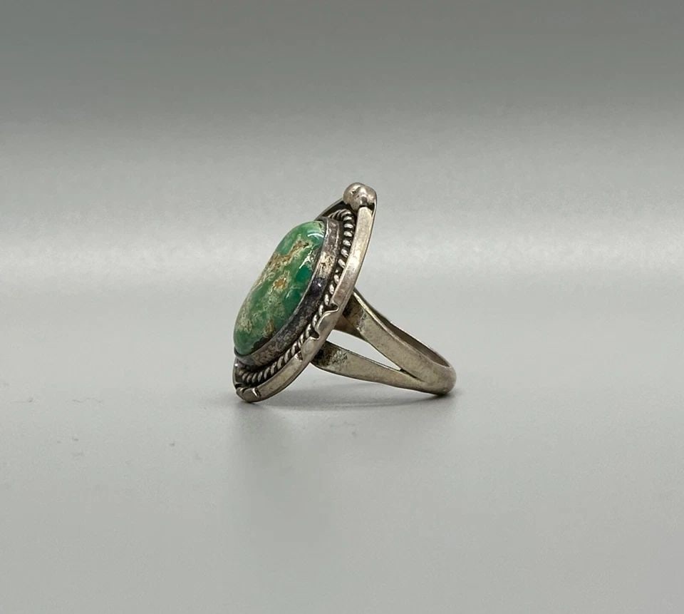 OLD PAWN NAVAJO STERLING SILVER AND TURQUOISE RING SIZE 6 1/4: OLD PAWN NAVAJO STERLING SILVER AND TURQUOISE RING SIZE 6 1/4 Item Description: 1” tall P