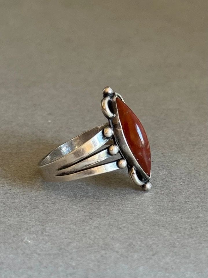 VINTAGE NAVAJO STERLING SILVER WITH A BROWNISH RED STONE RING SIZE 8 1/2: VINTAGE NAVAJO STERLING SILVER WITH A BROWNISH RED STONE RING SIZE 8 1/2 Vintage Navajo Sterling Silver with a Brownish Red Stone Ring Size 8 1/2 .. 1" Tall