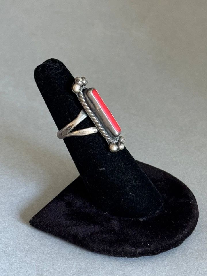 VINTAGE NAVAJO STERLING SILVER AND CORAL RING SIZE 5 1/4 (1 of 2)