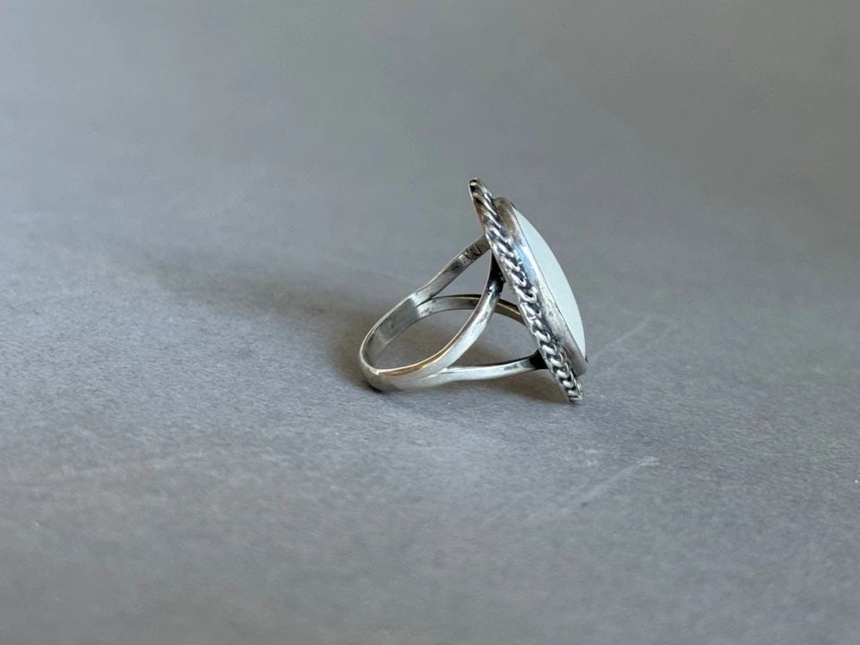 VINTAGE NAVAJO STERLING SILVER AND MOTHER OF PEARL RING SIZE 6 (1 of 2)