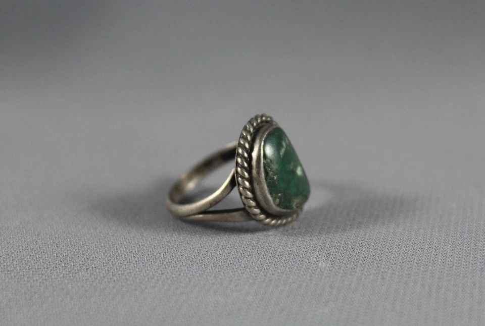 OLD PAWN NAVAJO STERLING SILVER AND TURQUOISE RING SIZE 5 1/2: OLD PAWN NAVAJO STERLING SILVER AND TURQUOISE RING SIZE 5 1/2 Item Description: 5/8” tall