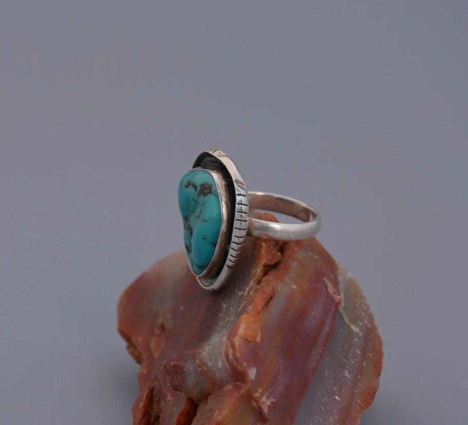 VINTAGE SOUTHWEST STERLING SILVER TURQUOISE RING - HAND CHISELLED SETTING - SZ 7: VINTAGE SOUTHWEST STERLING SILVER TURQUOISE RING - HAND CHISELLED SETTING - SZ 7 Item Description: The front of the ring measures 1" tall. The ring size is 7. This ring is in great vintage condition.S