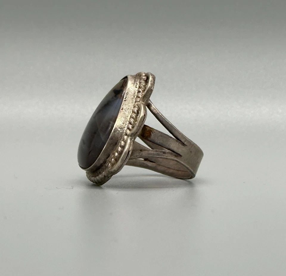 OLD PAWN NAVAJO AGATE AND STERLING RING SIZE 5 3/4: OLD PAWN NAVAJO AGATE AND STERLING RING SIZE 5 3/4 Item Description: 1” tall P
