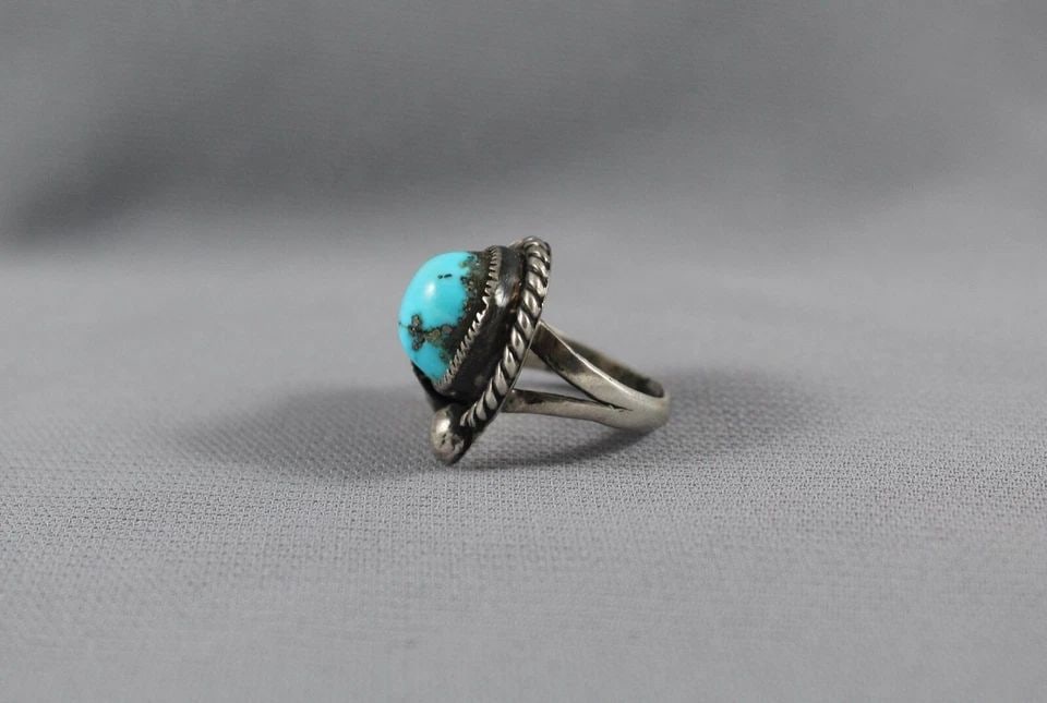 OLD PAWN NAVAJO STERLING SILVER AND TURQUOISE RING SIZE 4 3/4: OLD PAWN NAVAJO STERLING SILVER AND TURQUOISE RING SIZE 4 3/4 Item Description: 7/8” tall