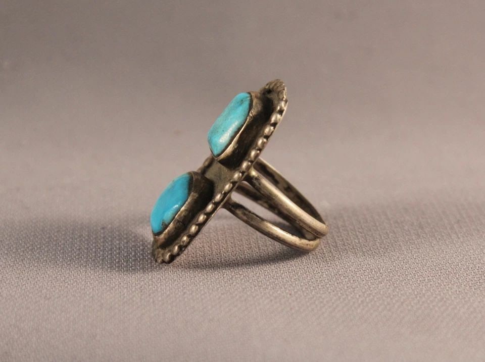 OLD PAWN NAVAJO STERLING SILVER AND TURQUOISE RING SIZE 6: OLD PAWN NAVAJO STERLING SILVER AND TURQUOISE RING SIZE 6 Item Description: 1 1/4” tall