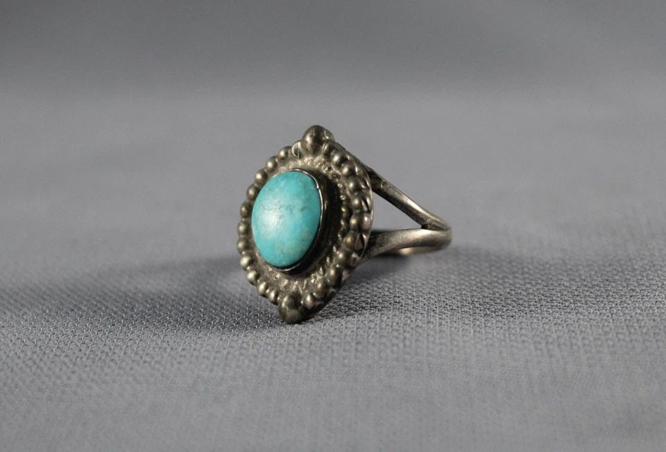OLD PAWN NAVAJO STERLING SILVER AND TURQUOISE RING SIZE 6 1/4: OLD PAWN NAVAJO STERLING SILVER AND TURQUOISE RING SIZE 6 1/4 Item Description: 7/8” tall P