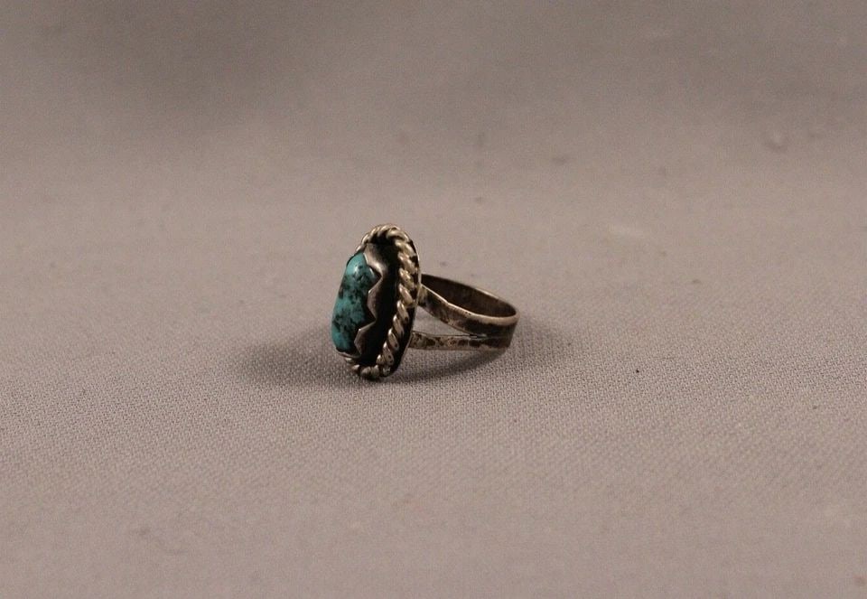 OLD PAWN NAVAJO TURQUOISE RING SIZE 6: OLD PAWN NAVAJO TURQUOISE RING SIZE 6 Item Description: 3/4" tall
