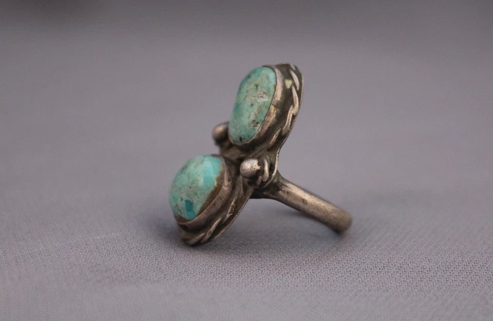 OLD PAWN NAVAJO STERLING SILVER AND TURQUOISE RING SIZE 6: OLD PAWN NAVAJO STERLING SILVER AND TURQUOISE RING SIZE 6 Item Description: 1 1/8” tall