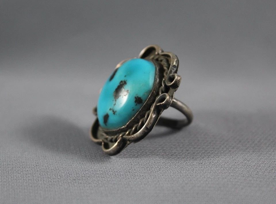 OLD PAWN NAVAJO STERLING SILVER AND TURQUOISE RING SIZE 5 1/4: OLD PAWN NAVAJO STERLING SILVER AND TURQUOISE RING SIZE 5 1/4 Item Description: 1 3/8” tall