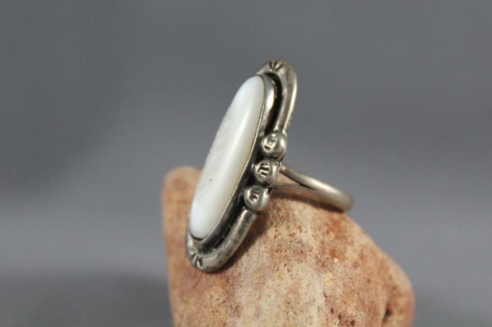 OLD PAWN NAVAJO STERLING AND MOTHER OF PEARL RING SIZE 6 1/2: OLD PAWN NAVAJO STERLING AND MOTHER OF PEARL RING SIZE 6 1/2 Item Description: 1 1/4” tall
