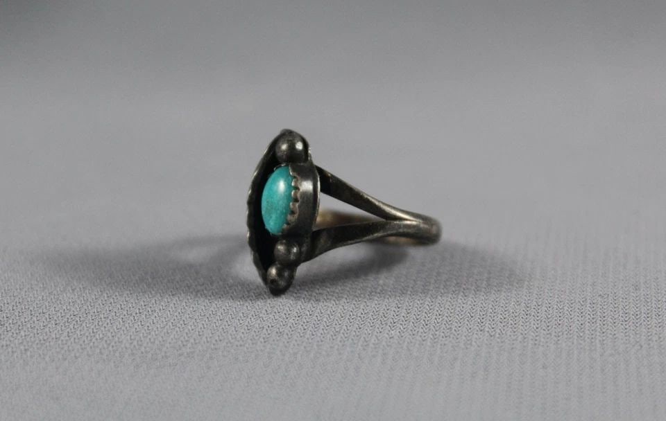 OLD PAWN NAVAJO STERLING SILVER AND TURQUOISE RING SIZE 5 1/2: OLD PAWN NAVAJO STERLING SILVER AND TURQUOISE RING SIZE 5 1/2 Item Description: 3/4” tall