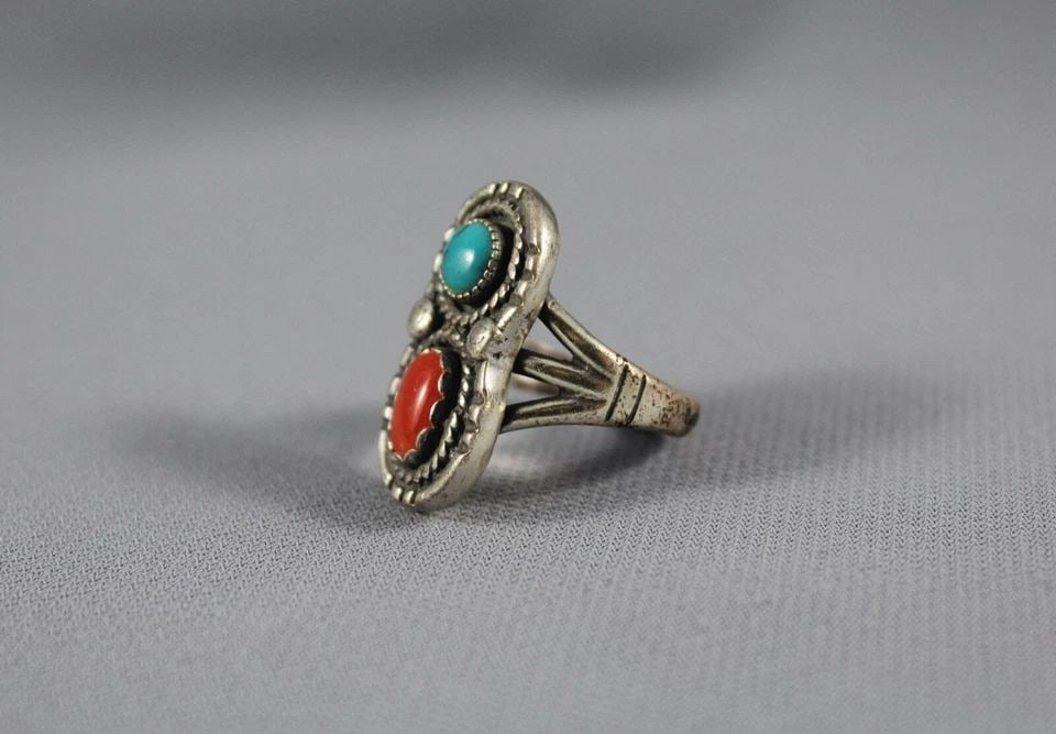 OLD PAWN NAVAJO STERLING SILVER AND TURQUOISE AND CORAL RING SIZE 5 1/2: OLD PAWN NAVAJO STERLING SILVER AND TURQUOISE AND CORAL RING SIZE 5 1/2 Item : 1” tall