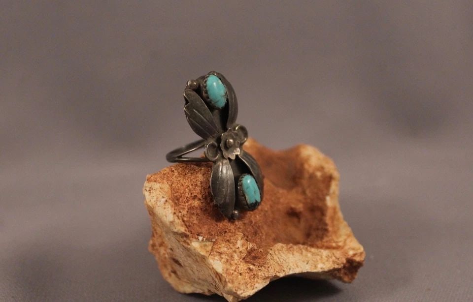 OLD PAWN NAVAJO STERLING SILVER AND TURQUOISE RING SIZE 6: OLD PAWN NAVAJO STERLING SILVER AND TURQUOISE RING SIZE 6 Item Description: 1 3/8" tall
