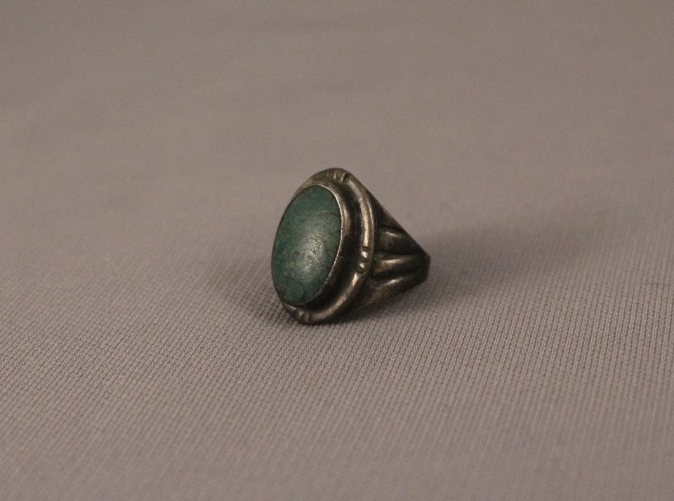 VINTAGE OLD PAWN NAVAJO STERLING SILVER AND TURQUOISE RING SIZE 4: Item Description: 7/8" tall