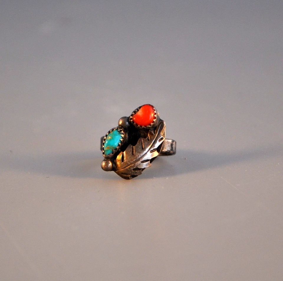 OLD PAWN NAVAJO INDIAN RING - TURQUOISE & CORAL STONE - SILVER LEAF - SZ 7 3/4 (1 of 2)