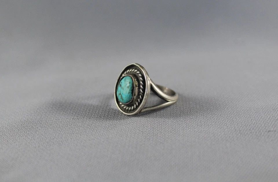 OLD PAWN NAVAJO STERLING SILVER AND TURQUOISE RING SIZE 6 1/2: Item Description: 3/4” tall