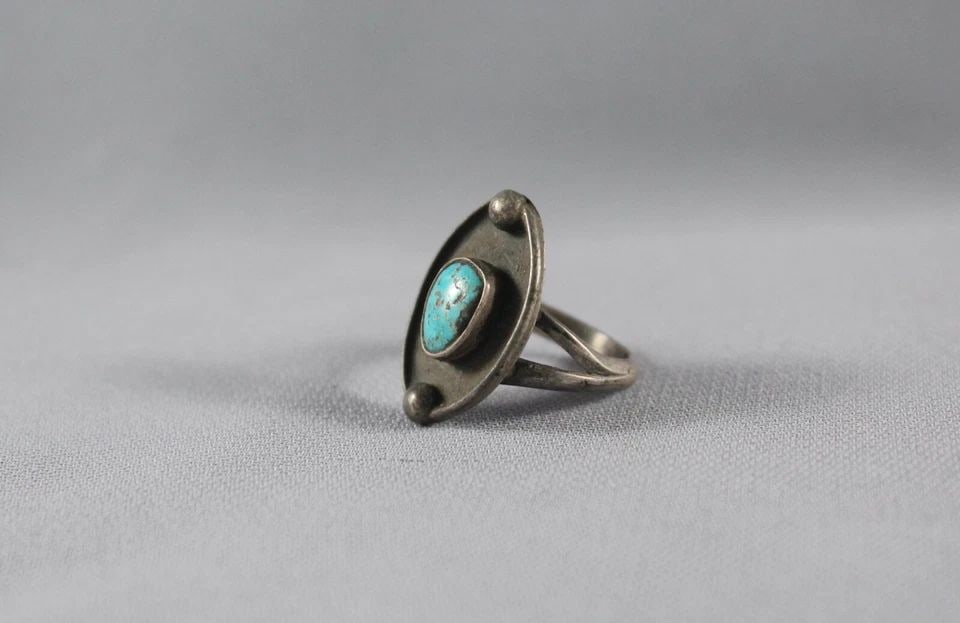 OLD PAWN NAVAJO STERLING SILVER AND TURQUOISE RING SIZE 6: OLD PAWN NAVAJO STERLING SILVER AND TURQUOISE RING SIZE 6 Item Description: 1” tall